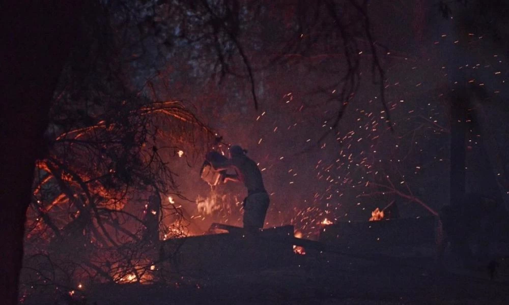 Εφιαλτική νύχτα σε Βαρυμπόμπη, Τατόι και Θρακομακεδόνες - Αγωνιώδης μάχη με τις φλόγες - Πάνω από 300 απεγκλωβισμοί πολιτών